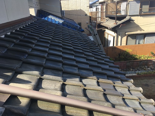 岐阜市で雨漏り被害が生じた瓦屋根の現地調査、雨仕舞い板金の経年劣化が進行しておりメンテナンスが推奨される状態